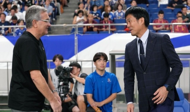 双前锋成累赘！这次被森保一教做人，伊万科维奇输给了自己的倔强