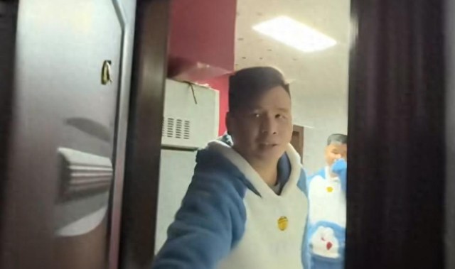 上海40岁双胞胎兄弟，同居30年不结婚，哥哥扮演老公 弟弟是老婆